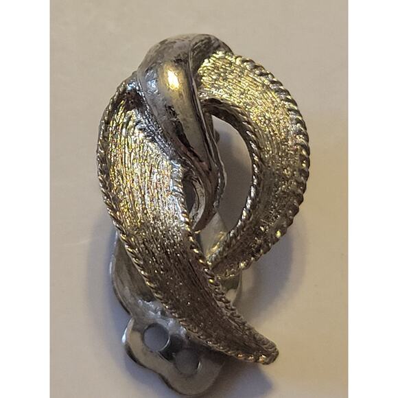 Vintage Kramer Clip On Earrings Silver Tone Unique Classic Fashion Jewelry - Picture 3 of 7